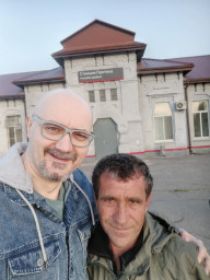 Ранее утро 3 мая, степной Кубанский край, и вот уже первая встреча с Сергеем Стрельниковым на станции Протока. Сергей из тех редких людей, кто если взялся, дело доводит до конца. Вот и сейчас пообещал рассказать о своём роде. Что ж карандаш и фотоаппара…