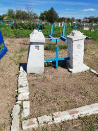 А на довольно большом историческом кладбище фамилии нет ни на одном из захоронений! Меня вообще удивила сохранность надгробий, но тотальное отсутствие надписей о захороненном. Одна из местных жительниц подтвердила, что до 80-х в станице была традиция просто крас…