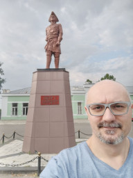 Ранее утро 13 августа и славный город Петровск основанный в 1698 году как крепость для охраны дороги из Москвы в Саратов. Памятник сзади меня уже новодел (на месте ранее стоявшего Карлу Марксу).…