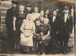 Евдокия Евлампиевна Абрамова (Стрельникова), её дочери с мужьями и внуки (баба Женя – девочка в первом ряду справа)