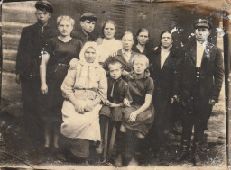 Евдокия Евлампиевна Абрамова (Стрельникова), её дочери с мужьями и внуки (баба Женя – девочка в первом ряду справа)